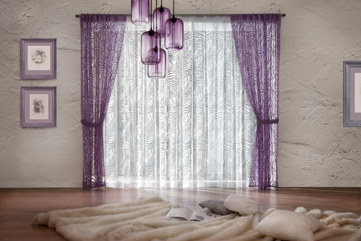 Фиолетовые шторы в гостиной